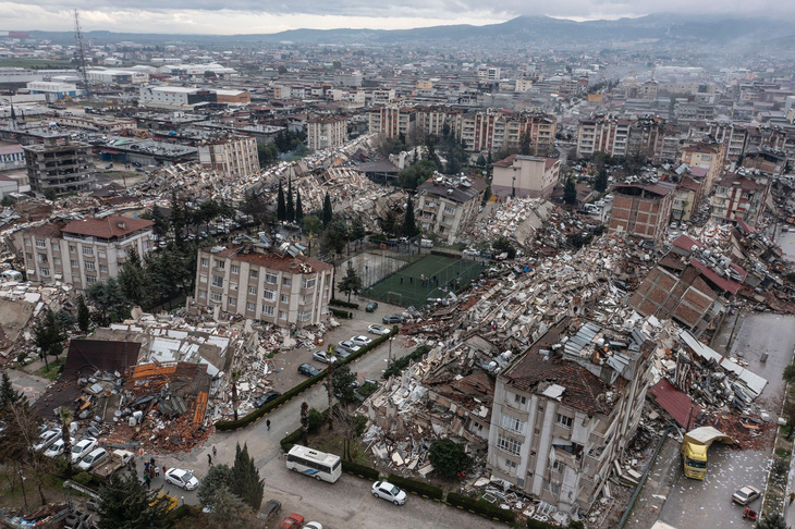 Trận động đất thứ nhất 1.800 người chết, Thổ Nhĩ Kỳ và Syria hứng tiếp động đất 7,7 độ - Ảnh 1.
