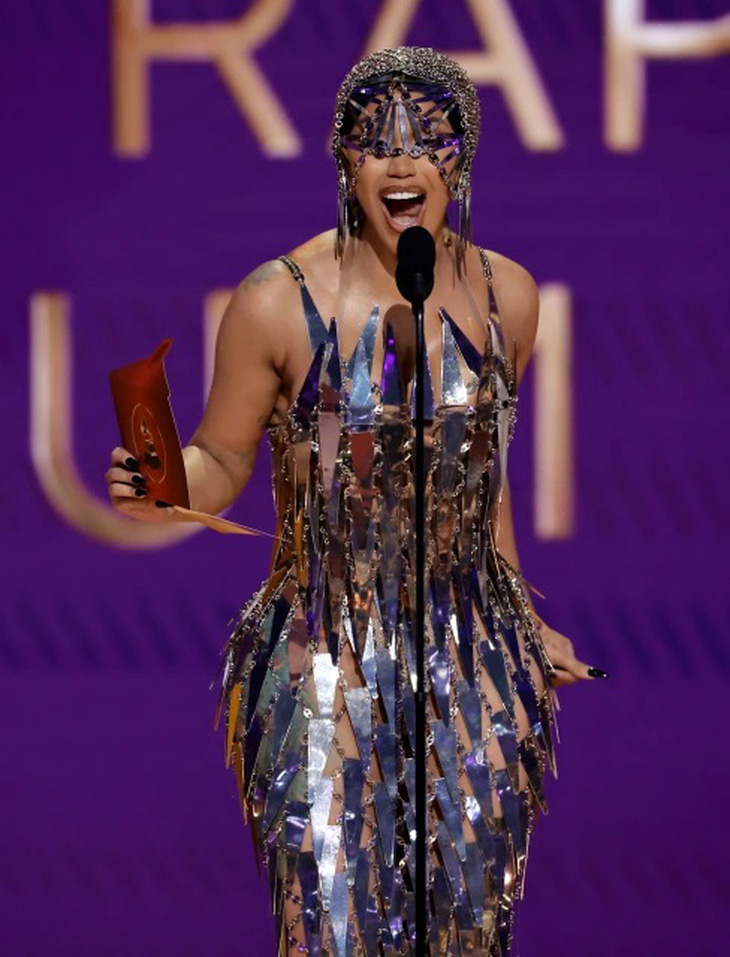 Cardi B impresses with a 3D pleated dress, similar to the Grammy golden trumpet - Photo 5.