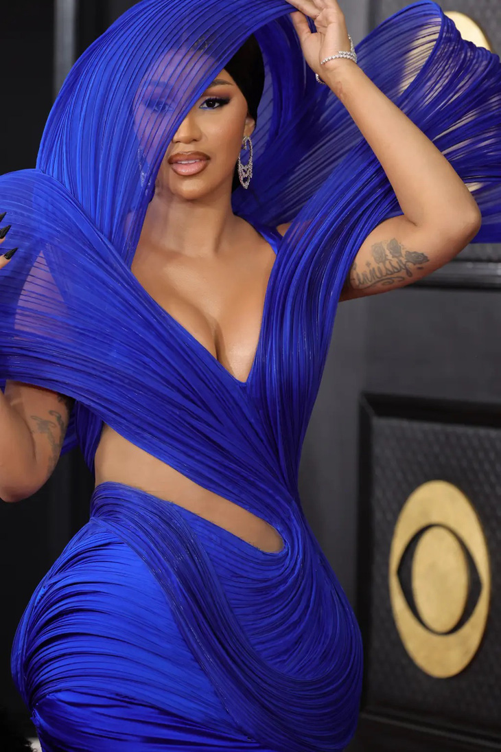 Muôn kiểu khoe ngực trên thảm đỏ Grammy 2023 - Ảnh 3.