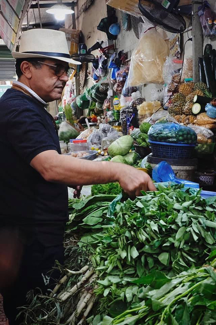 Đại sứ Saadi Salama đi chợ Hôm (phố Huế, Hai Bà Trưng, Hà Nội). Ông chia sẻ mình hay đi chợ và nấu những món ăn Việt trong bữa cơm gia đình - Ảnh: Facebook nhân vật