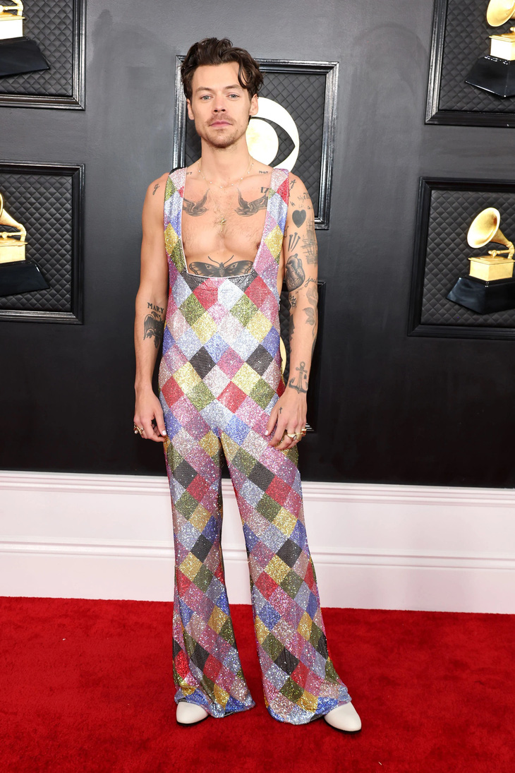 Muôn kiểu khoe ngực trên thảm đỏ Grammy 2023 - Ảnh 10.