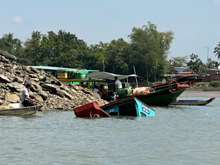 Vụ lật đò trên sông Đồng Nai: Chưa xác định được vị trí tai nạn ở Đồng Nai hay TP.HCM - Ảnh 2.