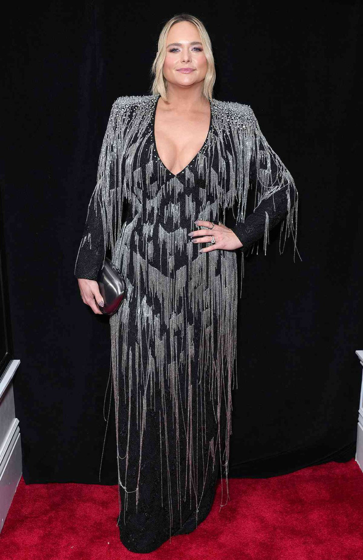 Miranda Lambert diện váy của Lê Thanh Hòa dự Grammy 2023; Đỗ Mạnh Cường làm show thời trang ở Úc - Ảnh 2.