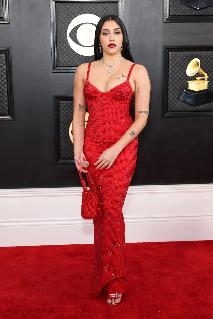 Muôn kiểu khoe ngực trên thảm đỏ Grammy 2023 - Ảnh 9.