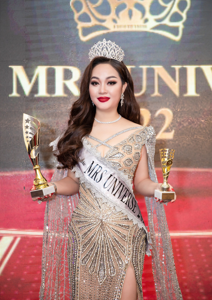 Hoàng Thanh Nga xuất sắc đoạt giải á hậu 1 Mrs Universe 2022 tại Bulgaria - Ảnh 1.