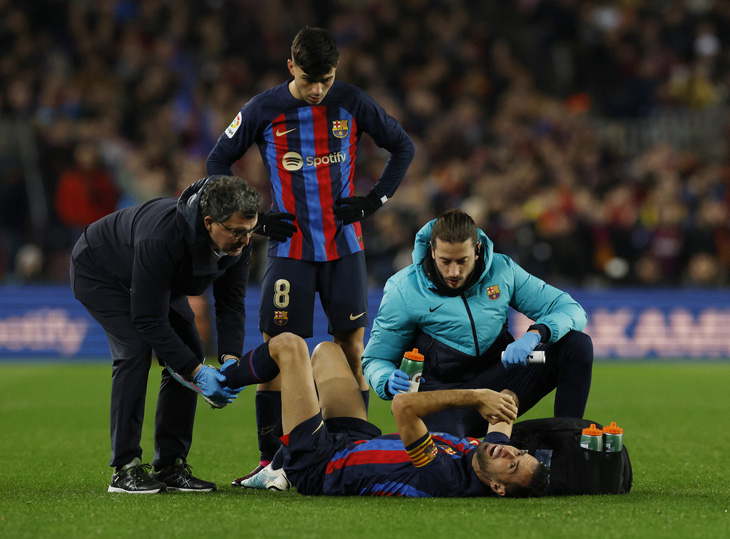 Sergio Busquets chấn thương nặng ở trận đại thắng của Barca - Ảnh 1.