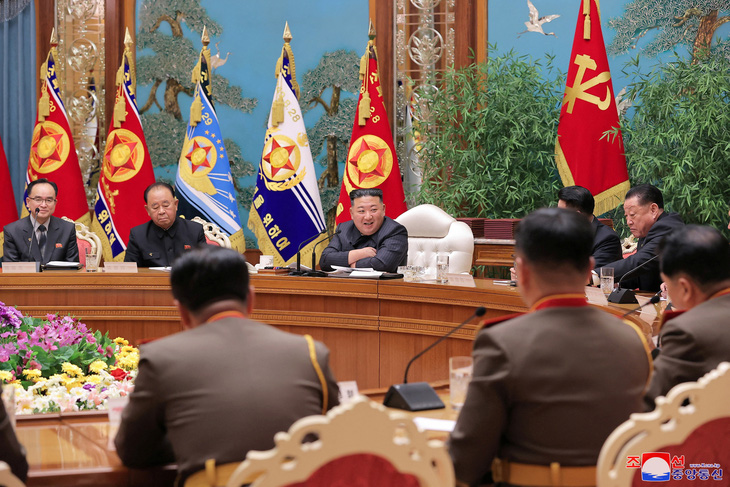 Triều Tiên họp quân ủy, củng cố tư thế sẵn sàng chiến tranh - Ảnh 1.