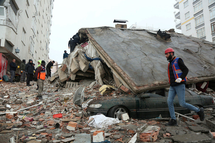 Động đất ở Thổ Nhĩ Kỳ: Ít nhất 4.300 người chết, thời tiết cản trở việc cứu hộ - Ảnh 1.