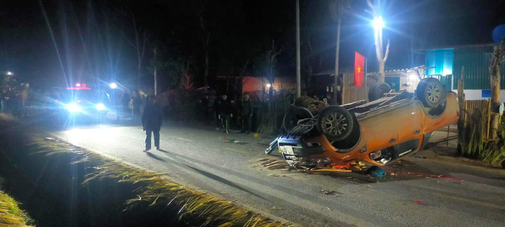 Đụng xe máy, ô tô con lật đè tiếp nhiều xe khác, 3 người chết, 6 người bị thương - Ảnh 1.