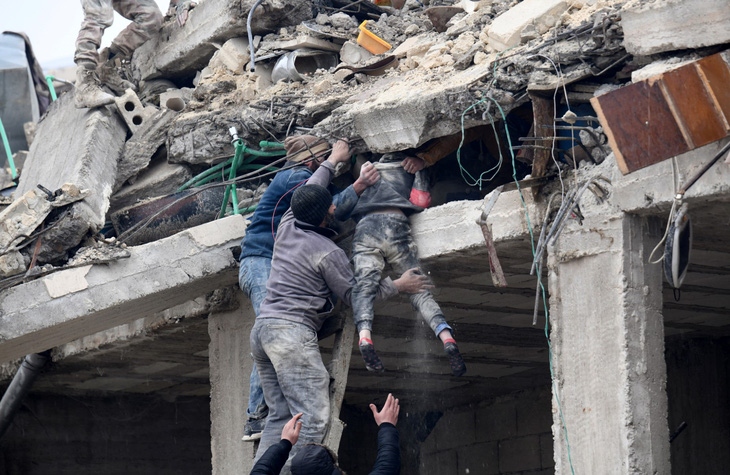 Rơi nước mắt cảnh cứu hộ nạn nhân động đất ở Thổ Nhĩ Kỳ, Syria - Ảnh 3.