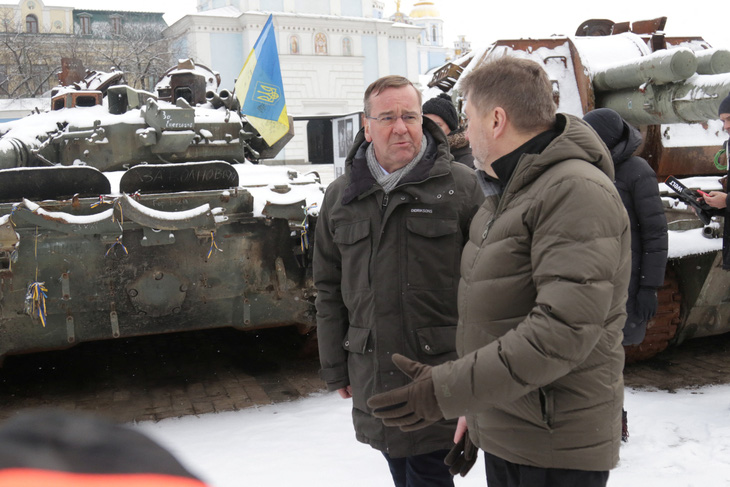 Bộ trưởng Quốc phòng Đức, ông Boris Pistorius ở trung tâm Kiev, Ukraine ngày 7-2-2023 - Ảnh: REUTERS