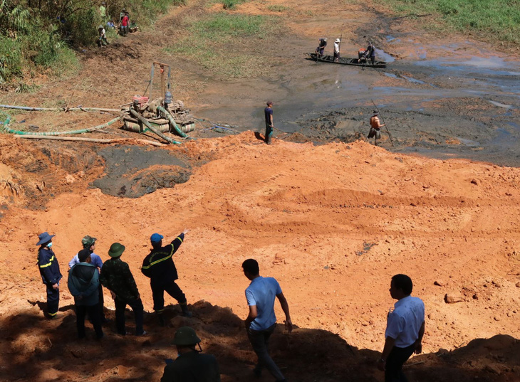 Hơn 100 người tìm kiếm công nhân mất tích do vỡ hồ tích nước - Ảnh 1.