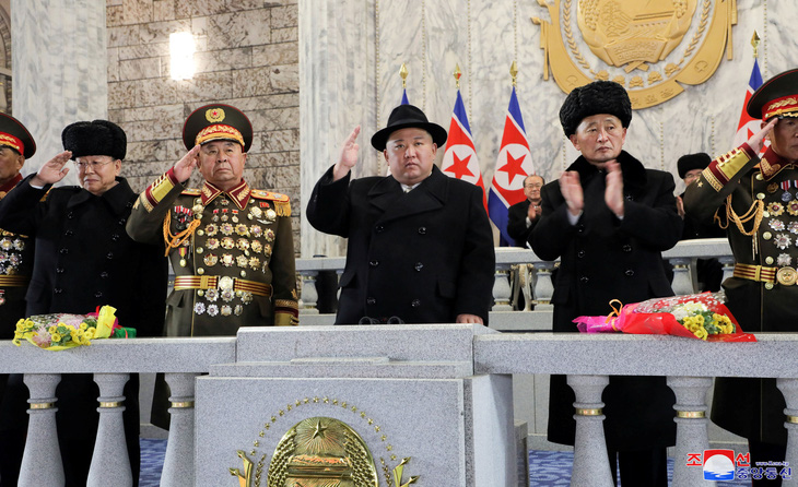 Ông Kim Jong Un (giữa) theo dõi duyệt binh ngày 8-2 - Ảnh: REUTERS