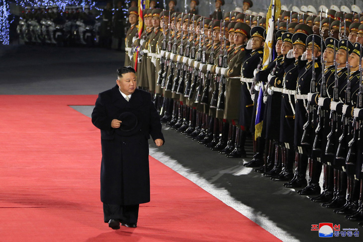 Nhà lãnh đạo Kim Jong Un duyệt đội danh dự tại quảng trường Kim Nhật Thành - Ảnh: REUTERS