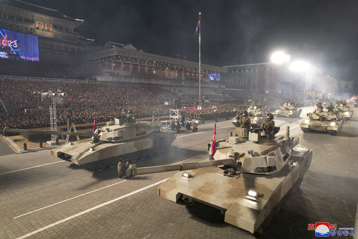 Xe quân sự của Triều Tiên tham gia duyệt binh - Ảnh: REUTERS
