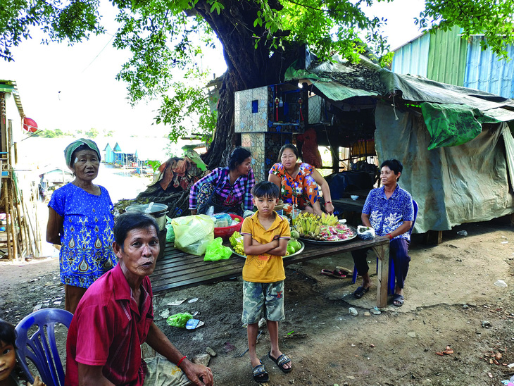 Một gia đình Campuchia sống ven sông. Ảnh: L. Raymond