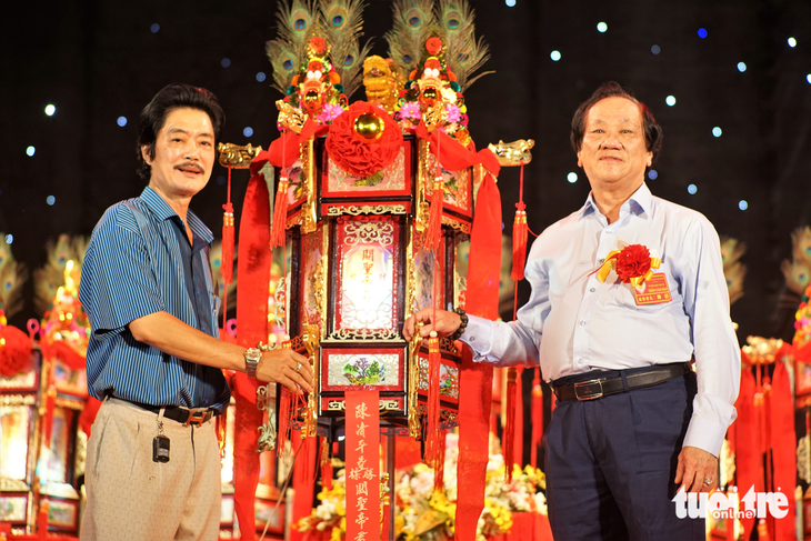 Đấu thỉnh đèn lộc của người Hoa ở TP.HCM góp thêm sinh khí mùa lễ hội - Ảnh 1.