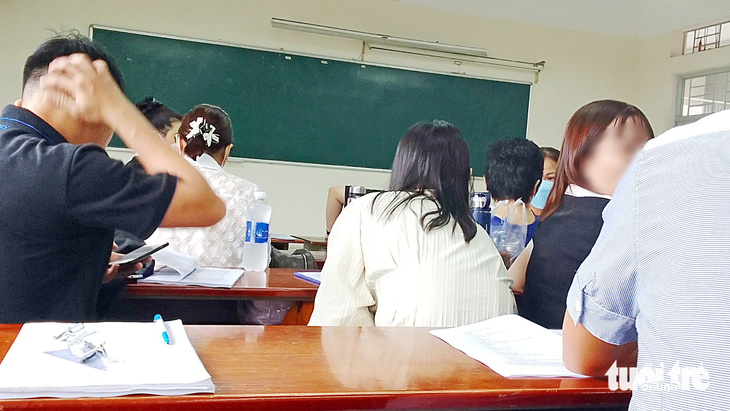 Nhiều sinh viên học hộ trong một lớp liên thông của Trường ĐH N. vào cuối tháng 12-2022 - Ảnh: VĂN KHOA