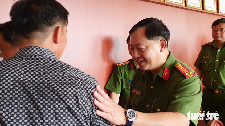 Đại tá Huỳnh Quang Tâm, trưởng Phòng PC07 động viên các chiến sĩ qua Thổ Nhĩ Kỳ làm nhiệm vụ - Ảnh: MINH HÒA
