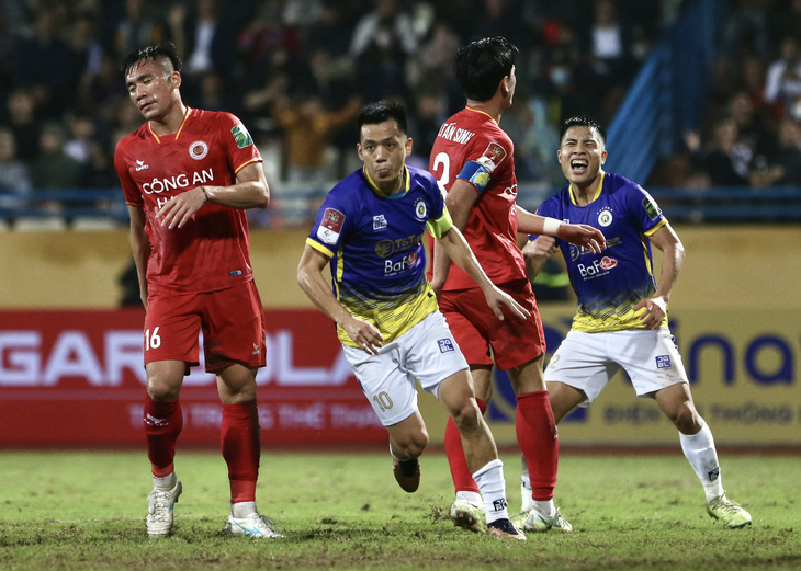 Cú đúp của Văn Quyết (thứ hai từ trái sang) giúp Hà Nội FC vượt qua tân binh Công An Hà Nội ở vòng hai V-League 2023 - Ảnh: HỮU TẤN