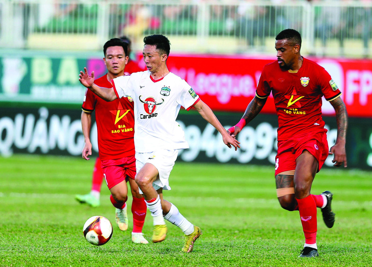 Nhà tài trợ của Hoàng Anh Gia Lai vẫn hiện diện tại sân Pleiku trong trận mở màn V-League 2023.  Ảnh: NGUYÊN KHÔI