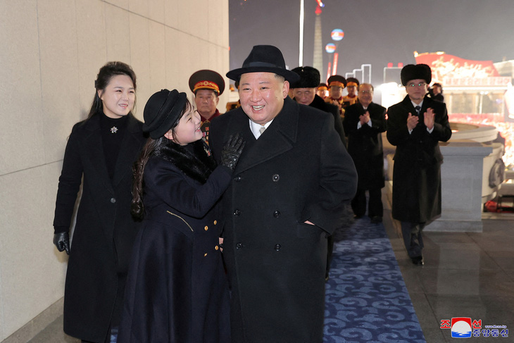 Con gái ông Kim Jong Un gây chú ý ở sự kiện quân sự - Ảnh 1.