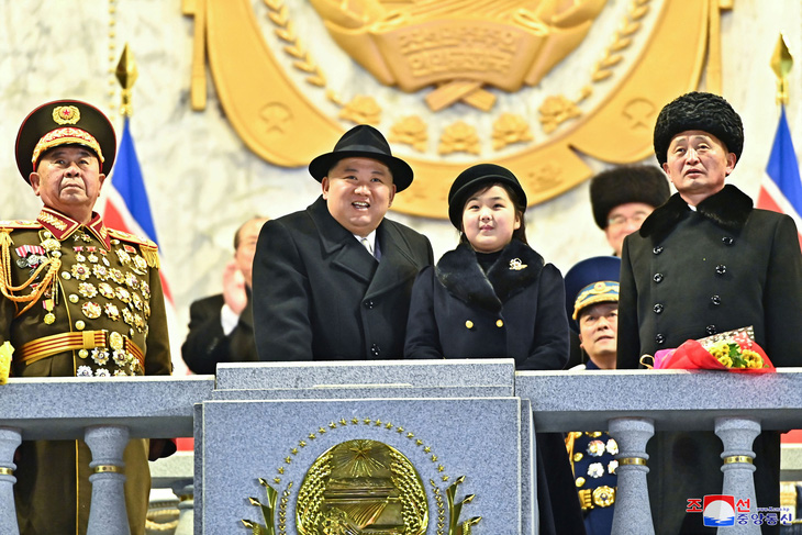 Con gái ông Kim Jong Un gây chú ý ở sự kiện quân sự - Ảnh 3.