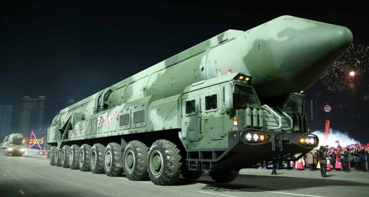Một tên lửa ICBM mới của Triều Tiên xuất hiện tại cuộc duyệt binh ngày 8-2 - Ảnh: Rodong Sinmun