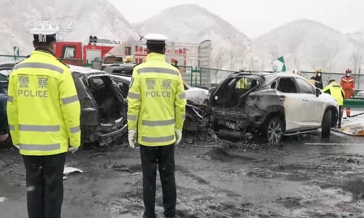 Tai nạn liên hoàn ở Trung Quốc do tuyết rơi, xe bốc cháy trên đường - Ảnh 1.