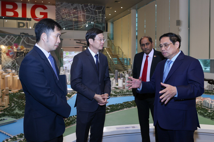Hai câu hỏi của Thủ tướng Phạm Minh Chính khi thăm mô hình thành phố thông minh Singapore - Ảnh 3.