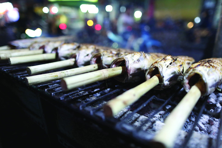 Cá lóc nướng ngày Thần tài được bán trên đường Tân Kỳ Tân Quý, quận Tân Phú, TP.HCM. Ảnh: Quang Định
