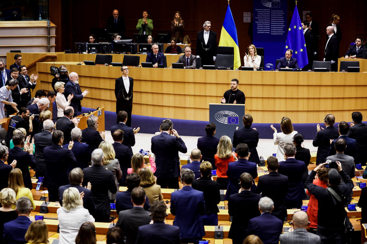 Nghị viện châu Âu hoan nghênh Tổng thống Ukraine Zelensky - Ảnh 1.