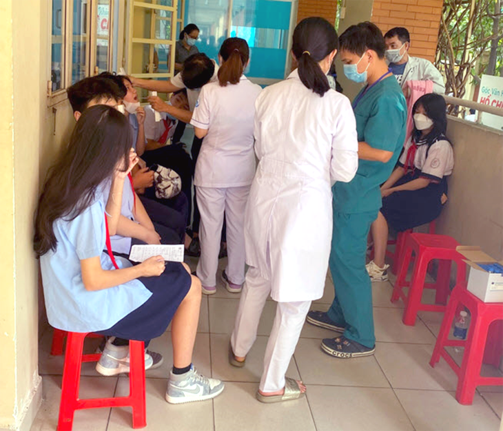 Lấy mẫu xét nghiệm để giám sát, điều tra dịch tễ khi học sinh nghỉ ốm bất thường, sốt siêu vi tại hai trường THCS quận Bình Thạnh - Ảnh: Sở Y tế TP.HCM