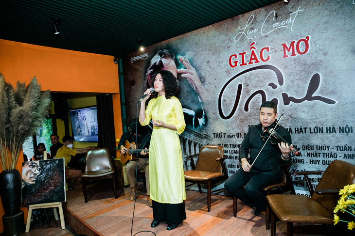Hoàng Trang, Nguyễn Đông tiếp lửa cho ca sĩ nhạc Trịnh không chuyên ở Hà Nội - Ảnh 1.
