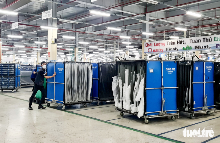 Sản xuất bên trong nhà máy của Samsung tại TP.HCM - Ảnh: NGỌC HIỂN