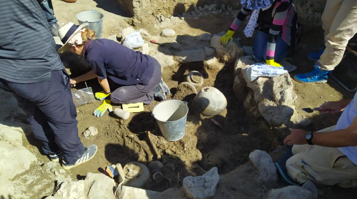 Các nhà khảo cổ khai quật ngôi mộ bí ẩn 3.200 năm tuổi chứa hài cốt hai người - Ảnh 2.