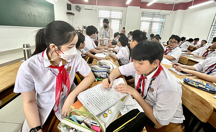 Học sinh lớp 6 Trường THCS Nguyễn Gia Thiều (quận Tân Bình, TP.HCM) trong giờ học tiếng Anh tích hợp - Ảnh: MỸ DUNG