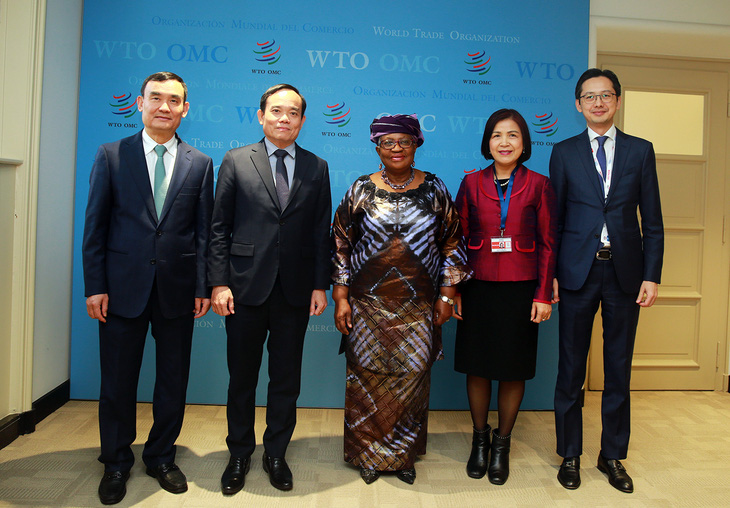 Phó thủ tướng Trần Lưu Quang và đoàn đại biểu Việt Nam gặp Tổng giám đốc WTO Ngozi Okonjo-Iweala. Trong đó, bà Okonjo-Iweala mong Việt Nam là một trong những nước đầu tiên phê chuẩn Hiệp định nghề cá - Ảnh: Bộ Ngoại giao cung cấp