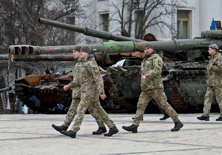 Các sĩ quan Ukraine đi ngang qua xe quân sự Nga bị phá hủy được trưng bày trong cuộc triển lãm ngoài trời ở thủ đô Kiev, Ukraine hôm 27-2 - Ảnh: AFP