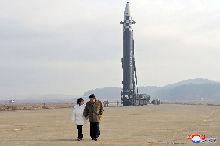 Nhà lãnh đạo Triều Tiên Kim Jong Un cùng với con gái tại bãi thử tên lửa đạn đạo xuyên lục địa (ICBM). Hãng tin KCNA công bố bức ảnh không ghi ngày tháng này hôm 19-11-2022 - Ảnh: REUTERS