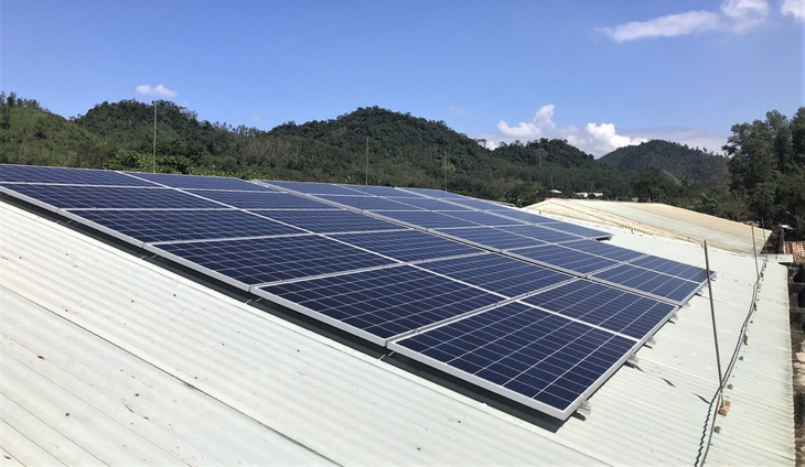 Hệ thống điện mặt trời ở các cơ sở y tế tuyến huyện tại Việt Nam được AstraZeneca phối hợp với Bộ Y tế và Chính phủ Anh trao tặng
