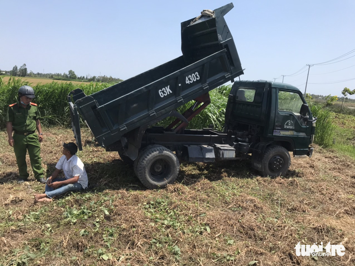 Lái xe ben chở đất bỏ chạy, tông vào công an đang làm nhiệm vụ - Ảnh 1.