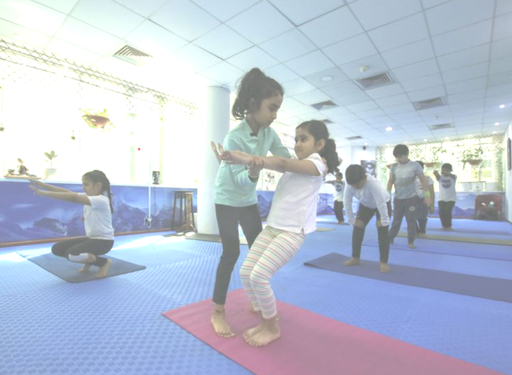 Cô bé 7 tuổi là huấn luyện viên yoga trẻ nhất thế giới - Ảnh 1.