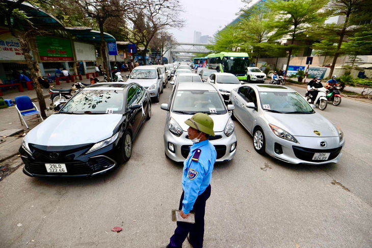 Bộ Nội vụ trả lời việc ký hợp đồng gỡ khó cho nhân sự đăng kiểm - Ảnh 1.