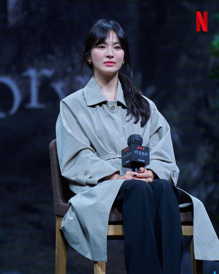 Song Hye Kyo cười hạnh phúc khi fan tái hiện cảnh diễn của cô trong The Glory - Ảnh 1.