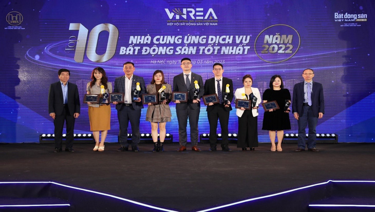 Bà Nguyễn Thị Thu Quỳnh, Phó Giám đốc Trung tâm nghiên cứu và quản lý sản phẩm Công ty Cổ phần Tập đoàn Meey Land nhận giải thưởng tại Lễ vinh danh ( thứ ba từ phải sang).