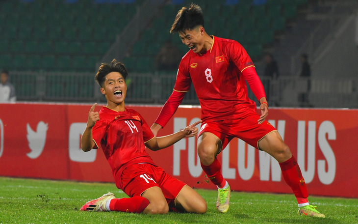 HLV Troussier mong cầu thủ U20 xử lý điểm yếu của... U22 Việt Nam