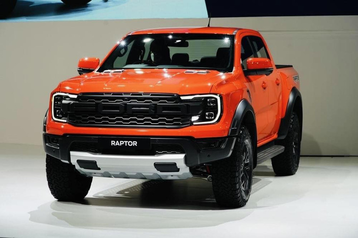 Ford Ranger Raptor 2023 giá từ 1,299 tỉ đồng, không dùng động cơ mạnh như bản quốc tế - Ảnh 1.