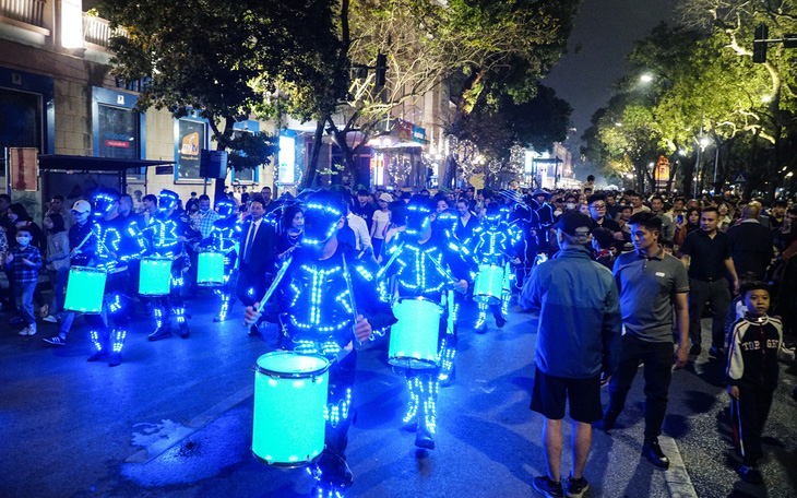 Bữa tiệc âm nhạc ánh sáng Get On Hanoi thu hút du khách