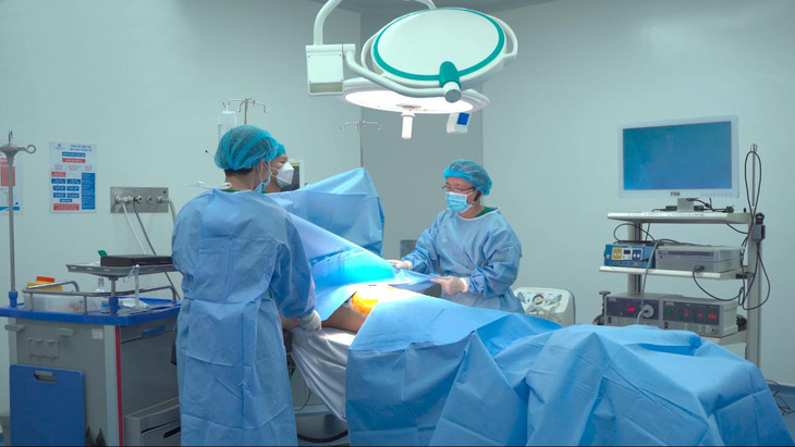 Bệnh viện Đại học Y Tân Tạo triển khai dịch vụ phẫu thuật kỹ thuật cao - Ảnh 2.